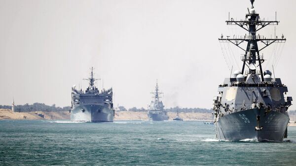 Grupo de combate liderado pelo USS Abraham Lincoln atravessa o canal de Suez - Sputnik Brasil