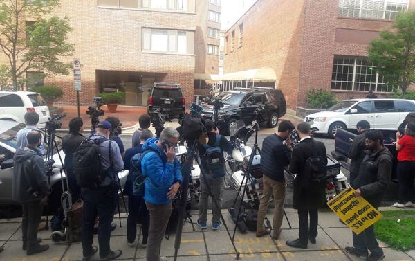 Situação perto da Embaixada da Venezuela em Washington quando a polícia arromba a embaixada, 16 de maio - Sputnik Brasil