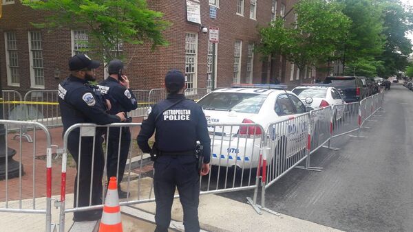 Policiais perto da Embaixada da Venezuela em Washington, 16 de maio - Sputnik Brasil