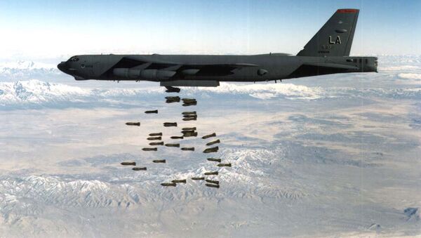Bombardeiro B-52 sendo usado durante ataques aéreos contra a Iugoslávia (imagem referencial) - Sputnik Brasil