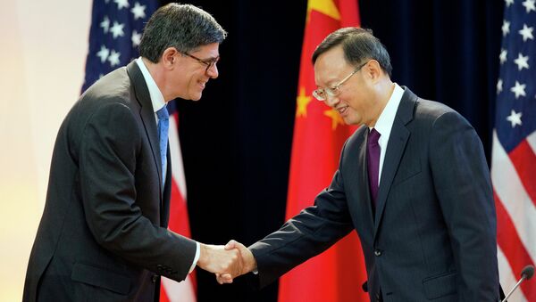 Secretário do Tesouro dos EUA, Jack Lew, cumprimenta o conselheiro de Estado da China, Yang Jiechi  - Sputnik Brasil