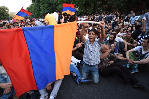 Manifestantes acenando as bandeiras nacionais durante um protesto contra o aumento das tarifas de energia em Erevan, capital da Armênia, em 22 de junho de 2015. - Sputnik Brasil