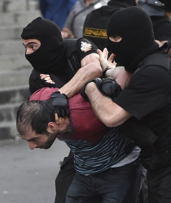 Um manifestante é detido pela polícia durante o protesto contra o aumento das tarifas de energia em Erevan, capital da Armênia, em 22 de junho de 2015. - Sputnik Brasil