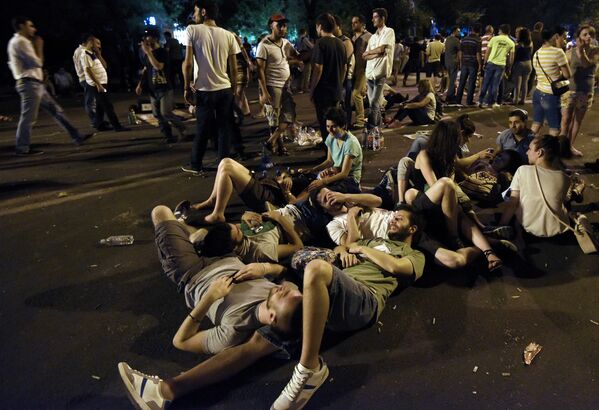 Manifestantes deitaram-se no chão durante o protesto contra o aumento das tarifas de energia em Erevan, capital da Armênia, em 22 de junho de 2015. - Sputnik Brasil