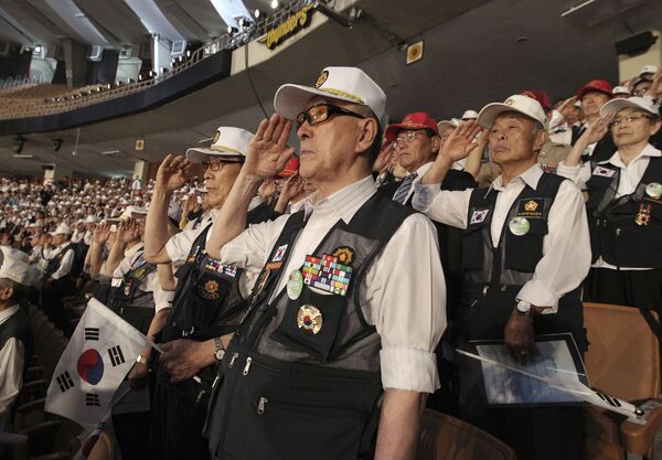 Veteranos sul-coreanos celebram os 65 anos do fim da Guerra da Coreia em Seul - Sputnik Brasil