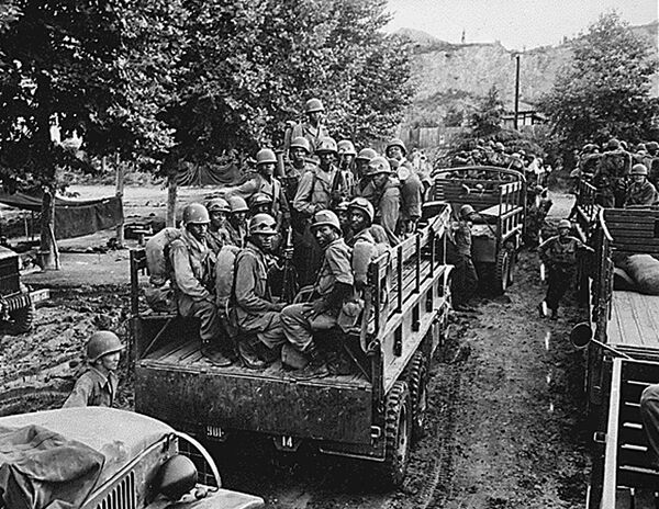 Soldados do 24 regimento de infantaria dos EUA parte para a frente na Coreia em 18 de julho e 1950, menos de um mês depois do início da guerra, em 25 de junho. - Sputnik Brasil