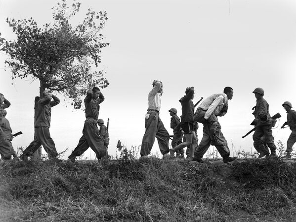 Tropas dos EUA conduzem uma fila de norte-coreanos capturados em 24 de outubro de 1950 - Sputnik Brasil