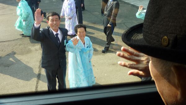 Encontros das famílias coreanas separadas pela guerra ocorre até hoje em dia. Esta foto mostra o sul-coreano Kim Se-Rin (direita) se despedindo à sua irmã norte-coreana Kim Young-sook (centro) e primo Kim Ki-bok (esquerda), - Sputnik Brasil