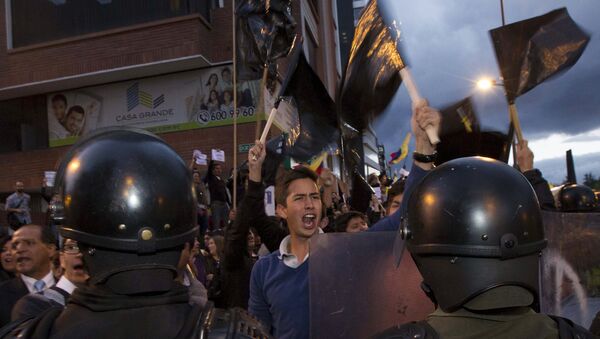 Protestos em Quito contra os projetos apresentados pelo presidente Rafael Correa para taxar heranças e lucros, em 10 de junho de 2015 - Sputnik Brasil