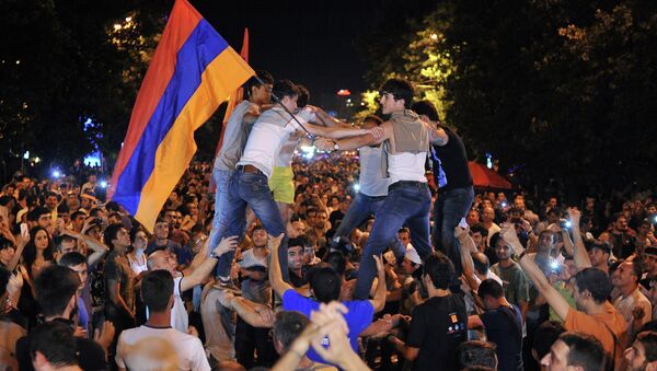 Manifestantes tomam as ruas de Erevan em protesto contra o aumento das tarifas de energia elétrica - Sputnik Brasil