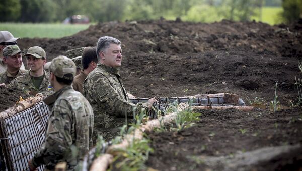 Pyotr Poroshenko inspeciona construção de fortificação em Donetsk - Sputnik Brasil