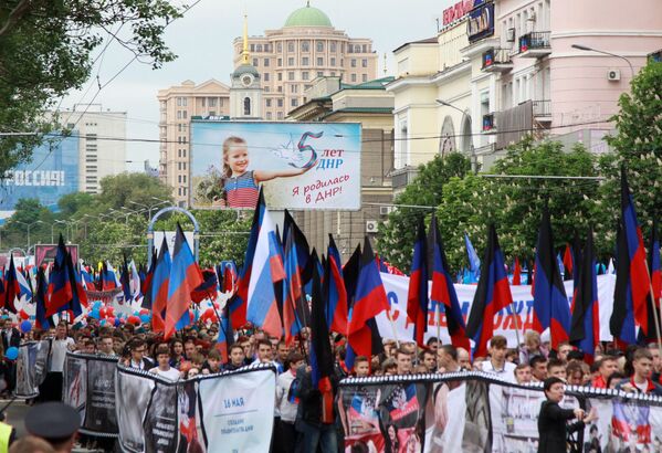 Participantes da marcha durante as celebrações do Dia da República Popular de Donetsk, no quinto aniversário da proclamação da independência - Sputnik Brasil