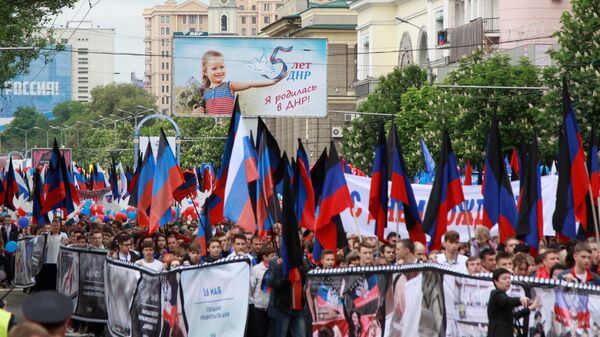 Pessoas marcham durante celebrações do Dia da República Popular de Donetsk (RPD), no quinto aniversário da proclamação da independência (foto de arquivo) - Sputnik Brasil