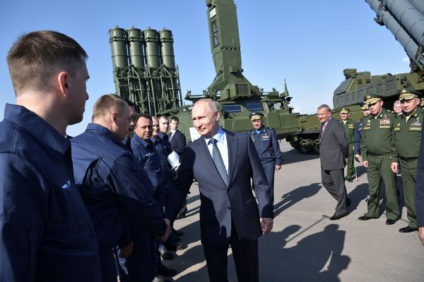 O presidente russo Vladimir Putin fala com os pilotos dos caças Su-57 que escoltaram o avião presidencial no voo para Akhtubinsk - Sputnik Brasil