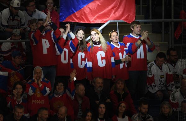 Fãs da seleção russa durante o jogo do campeonato do mundo de hóquei da fase de grupos entre as equipas nacionais da Rússia e da República Tcheca - Sputnik Brasil