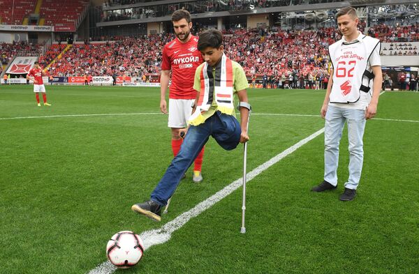 Kasim Alkadim, do Iraque, participa de uma partida de futebol em Moscou - Sputnik Brasil