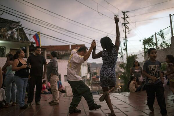 Pessoas dançando em uma praça em Caracas, Venezuela - Sputnik Brasil