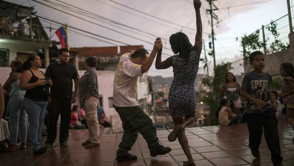 Pessoas dançando em uma praça em Caracas, Venezuela - Sputnik Brasil
