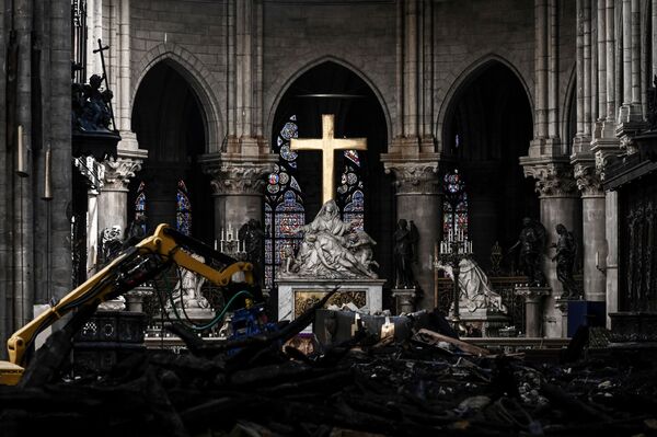 Altar da Catedral de Notre-Dame de Paris e obras de reconstrução - Sputnik Brasil
