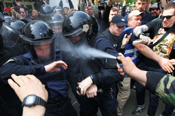 Choque entre policiais e participantes da manifestação em Kiev pela demissão do ministro do Interior ucraniano Arsen Avakov e do procurador-geral Yuri Lutsenko - Sputnik Brasil