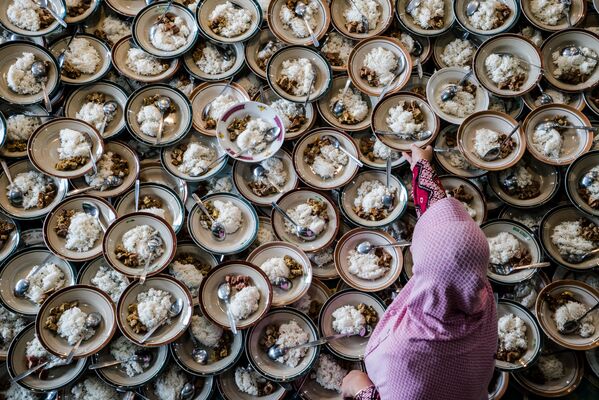Mulher indonésia prepara o jantar segundo os preceitos muçulmanos durante o Ramadão na mesquita de Jogokariyan, em Yogyakarta - Sputnik Brasil