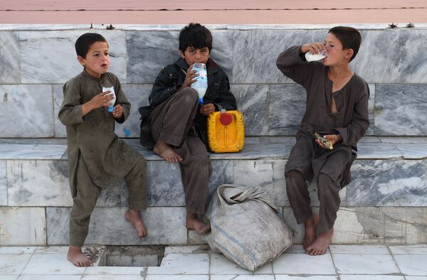 Meninos afegãos tomam bebidas de iogurte no pátio da Mesquita Azul em Mazar-e-Sharif durante o Ramadão - Sputnik Brasil