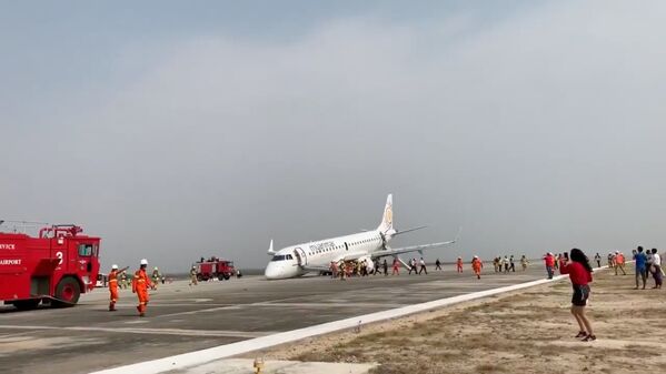Pouso de emergência de aeronave da Myanmar National Airlines sem chassis no aeroporto de Mandalay, Mianmar - Sputnik Brasil