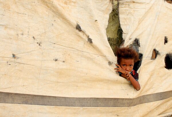 Uma criança num campo de tendas na província de Abs, no Iémen - Sputnik Brasil
