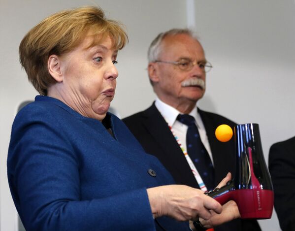 A chanceler alemã Angela Merkel na Universidade Júnior de Wuppertal - Sputnik Brasil