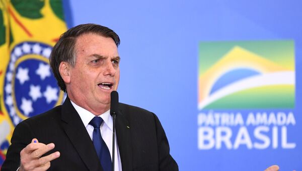Presidente do Brasil, Jair Bolsonaro, durante cerimônia de assinatura do decreto que mudou regras sobre uso de armas e munições, no Palácio do Planalto, Brasília, 7 de maio 2019 - Sputnik Brasil