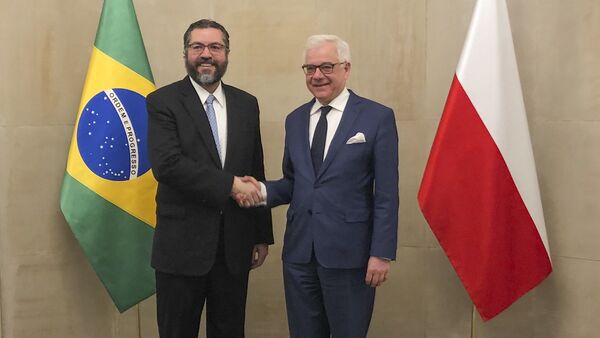 Chanceler brasileiro Ernesto Araújo ao lado do ministro de Relações Exteriores da Polônia, Jacek Czaputowitcz, em Varsóvia - Sputnik Brasil