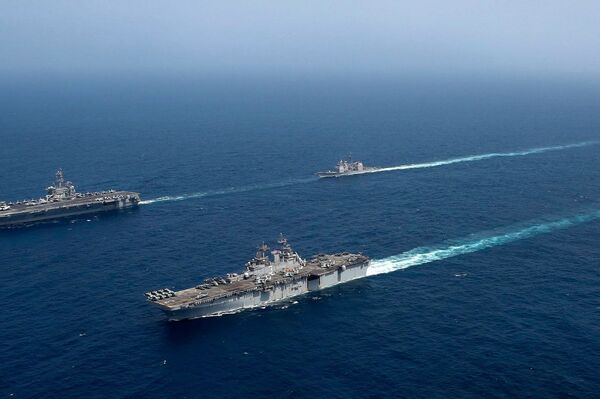 Grupo de ataque liderado pelo porta-aviões USS Abraham Lincoln e grupo de prontidão do navio de assalto anfíbio USS Kearsage dos EUA (imagem ilustrativa) - Sputnik Brasil