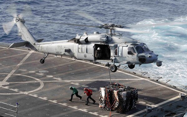 Helicóptero Sea Hawk transportando carga, em 19 de maio de 2019 - Sputnik Brasil