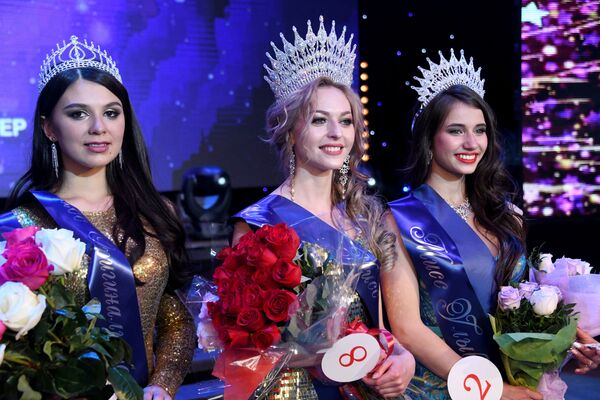 A ganhadora do concurso Miss Chita 2019 Anastasia Popova (no centro), a primeira-vice-miss Elizaveta Suturina (à direita) e a segunda-vice-miss Tatiana Derbina (à esquerda) - Sputnik Brasil