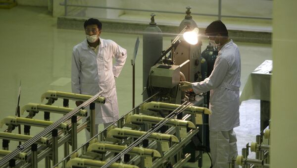 In this April 9, 2009 file picture Iranian technicians work at a new facility producing uranium fuel for a planned heavy-water nuclear reactor, just outside the city of Isfahan, 255 miles (410 kilometers) south of the capital Tehran - Sputnik Brasil
