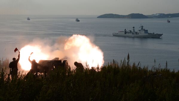 Artilheiros da Brigada de Fuzileiros Navais da Frota do Pacifico durante a chegada de navios da Marinha da China ao porto de Vladivostok, 2017 - Sputnik Brasil