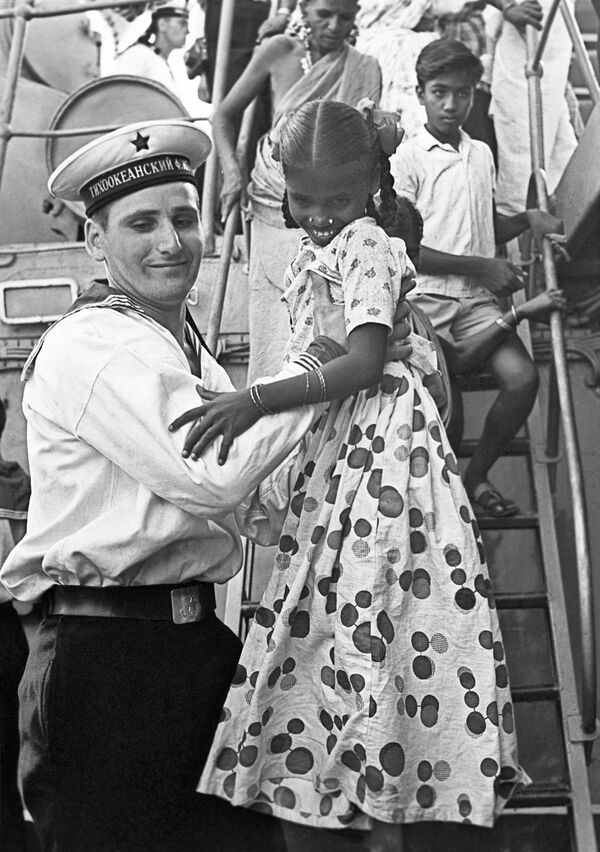 Marinheiro soviético recebe crianças indianas na coberta do navio durante a visita da Frota do Pacifico à Índia, 1968 - Sputnik Brasil
