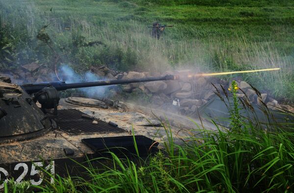 Veículo de combate de infantaria BMP-2 e um soldado com lança-granadas nas manobras tácticas dos fuzileiros navais no polígono de Klerk na região de Primorie, 2018 - Sputnik Brasil