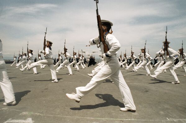 Marinheiros da Frota do Pacifico durante uma parada militar, 1992 - Sputnik Brasil
