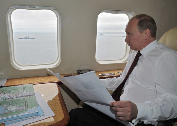 Presidente da Rússia Vladimir Putin percorre de helicóptero a área das manobras da Frota do Pacifico, 2013 - Sputnik Brasil