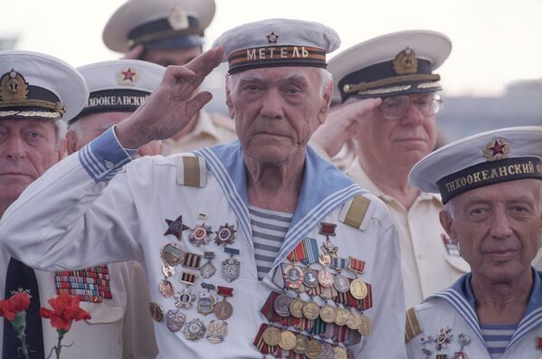 Veteranos da Frota do Pacifica durante a manifestação “300 anos da Marinha da Rússia” perto do cabo Gangut, 2001 - Sputnik Brasil