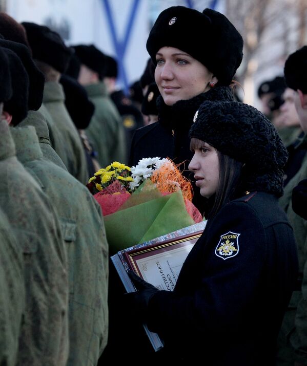 Militares femininas durante a comemoração do Dia dos Fuzileiros Navais da Rússia na Frota do Pacifico, em Vladivostok, 2013 - Sputnik Brasil