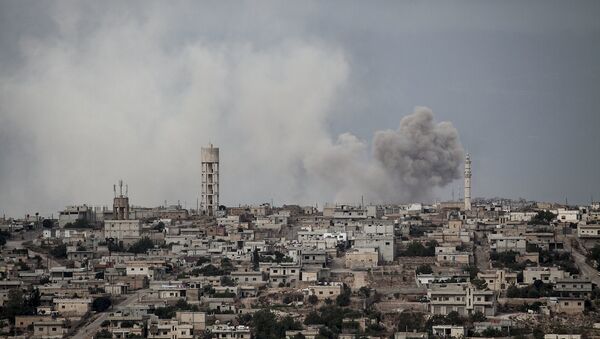 Imagem mostra fumaça no céu, após bomba ter atingido província de Idlib, na Síria, 19 de setembro de 2013 (imagem de arquivo) - Sputnik Brasil