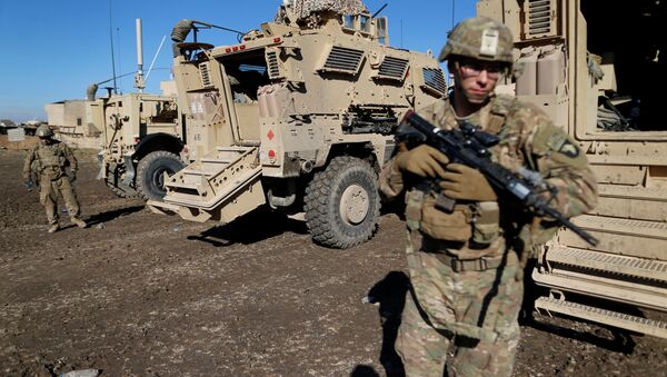Soldados do exército dos EUA ao lado de um veículo militar na cidade de Bartella, a leste de Mosul, no Iraque. - Sputnik Brasil