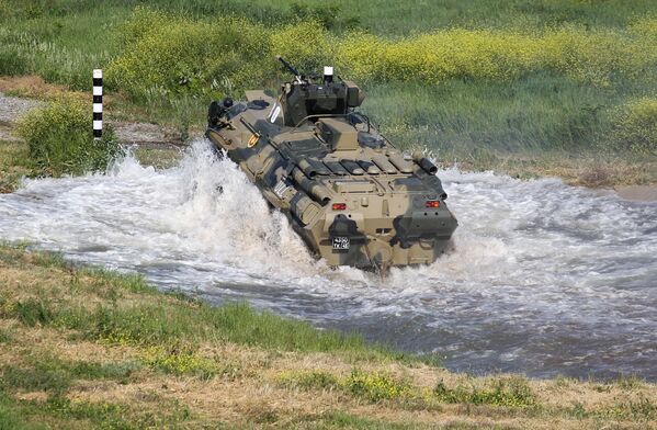 Veículo blindado de transporte de pessoal BTR-82 nas competições militares Céu Limpo 2019 - Sputnik Brasil