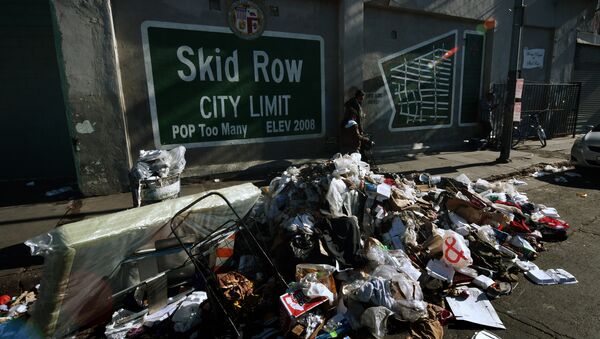 Lixo ao lado do mural Skid Row City Limit no início da contagem anual de sem-teto em Los Angeles, Califórnia, 26 de janeiro de 2018 - Sputnik Brasil