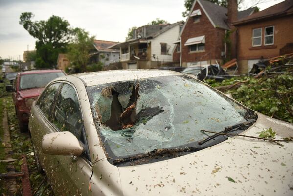 Carro é fotografado após passagem de tornado por uma das ruas de Jefferson City, capital do estado norte-americano de Missouri - Sputnik Brasil