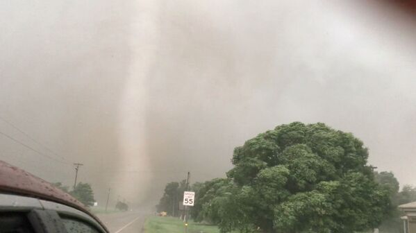 Tornado é fotografado cercado por chuva em Mangum, cidade no estado de Oklahoma   - Sputnik Brasil