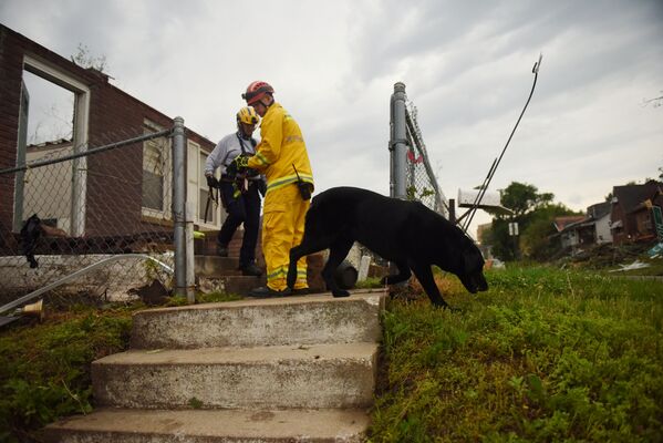 Bombeiro confere escombros de casa em Jefferson City, após ela ser abalada por tornado  - Sputnik Brasil
