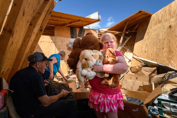 Menina junta seus ursinhos de pelúcia após sua casa ser atingida por tornado em Jefferson City, capital do estado norte-americano de Missouri   - Sputnik Brasil